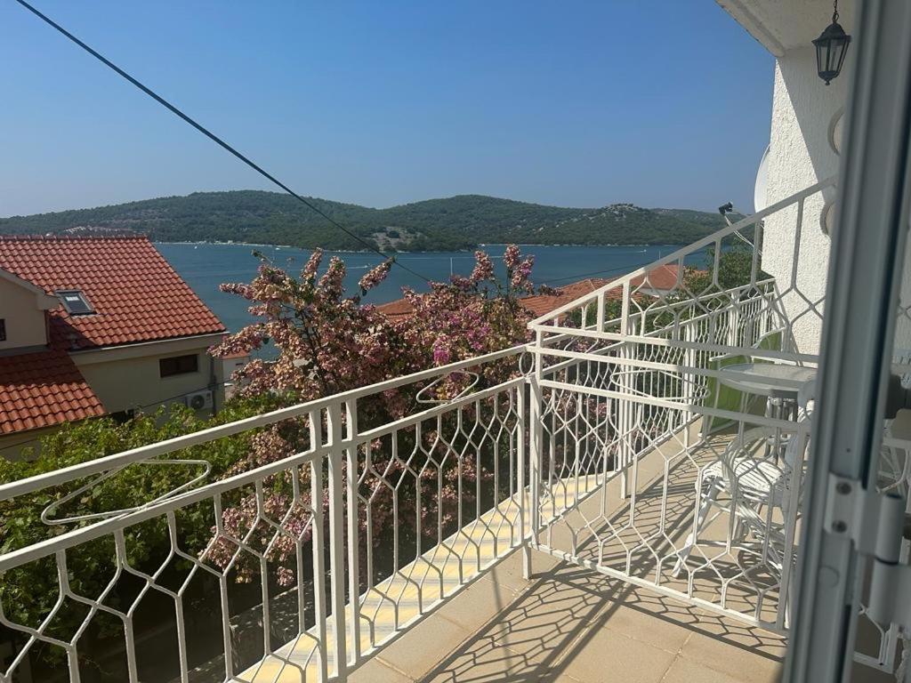 Marina Apartmani Tisno Murter Kültér fotó